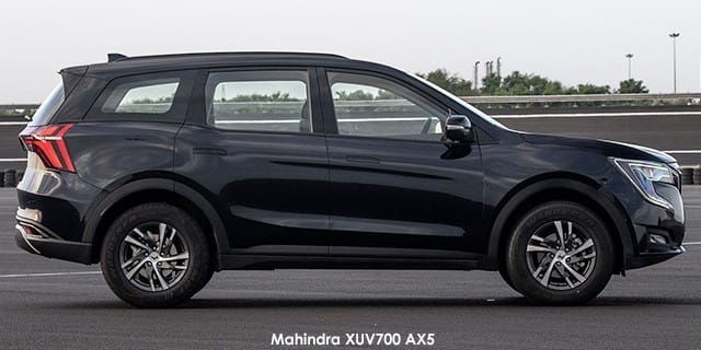 Mahindra XUV 700 photo 2