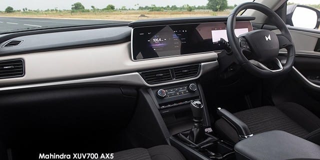 Mahindra XUV 700 photo 4