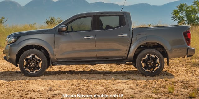 Nissan Navara Double Cab 2.5DDTI LE/LE Plus 4x4 Auto photo 2