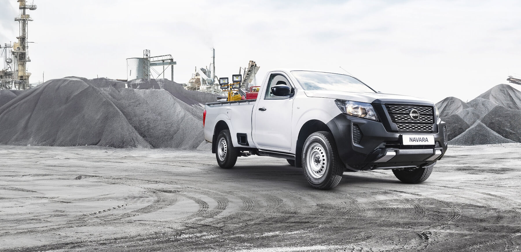 NISSAN NAVARA 2.5DDTI LE 4X4 S/C P/U Banner Image
