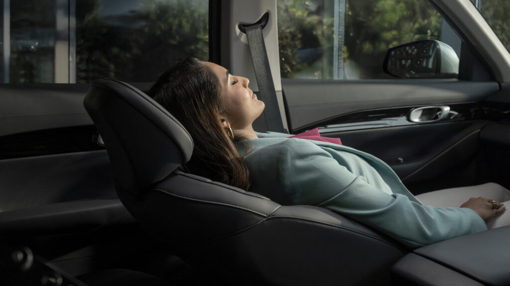 GEELY E5 APEX - Side View