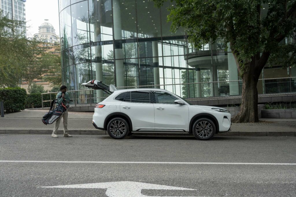 GEELY E5 EM-i APEX (PHEV) - Front View