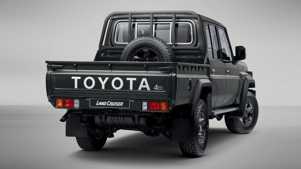TOYOTA LAND CRUISER 79 4.5D P/U D/C - Side View