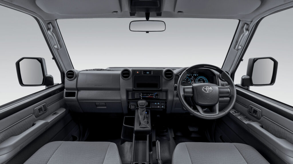TOYOTA LAND CRUISER 79 4.5D P/U D/C - Interior View
